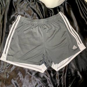 Adidas athletic training shorts XL, moving Must Go